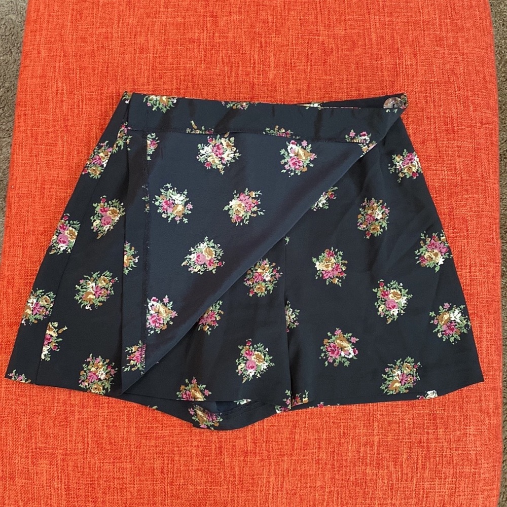VTG 90’s Necessary Objects Dark Floral Skort Shorts Skirt - Picture 2 of 10